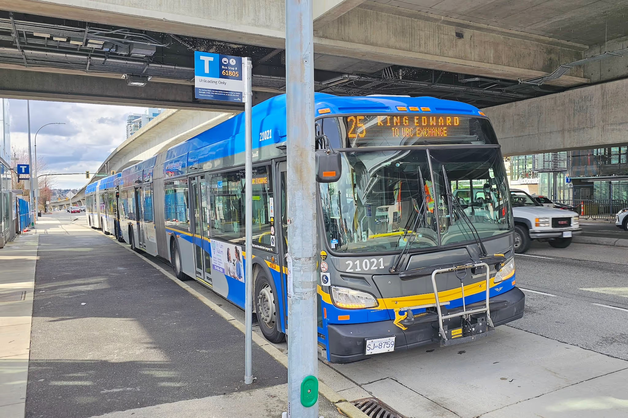 “The Amazing 25”: This busy Metro Vancouver bus route is a masterclass in how to put public transit last